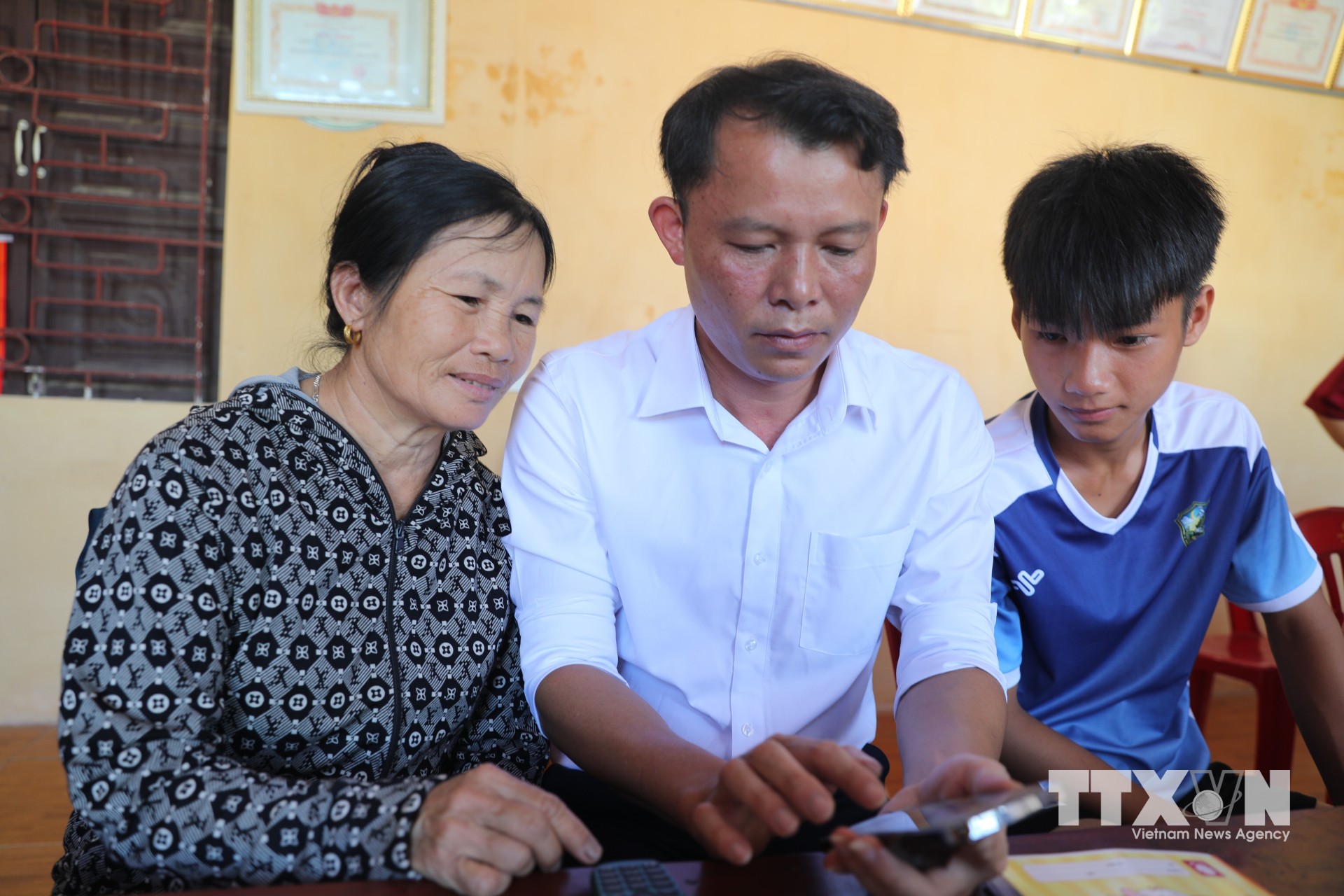 Các tổ trực tiếp triển khai tại nhà văn hóa thôn, tuyên truyền để người dân hiểu mục đích, lợi ích của việc tích hợp dữ liệu; rà soát, thống kê và hỗ trợ người dân hoàn thiện thông tin, hồ sơ. (Ảnh: Khiếu/TTXVN)